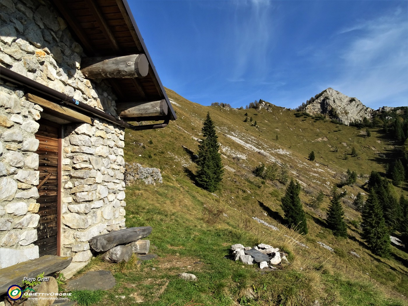 81 Alla Baita di Monte Secco (1837 m) con vista in Pizzo Badile.JPG